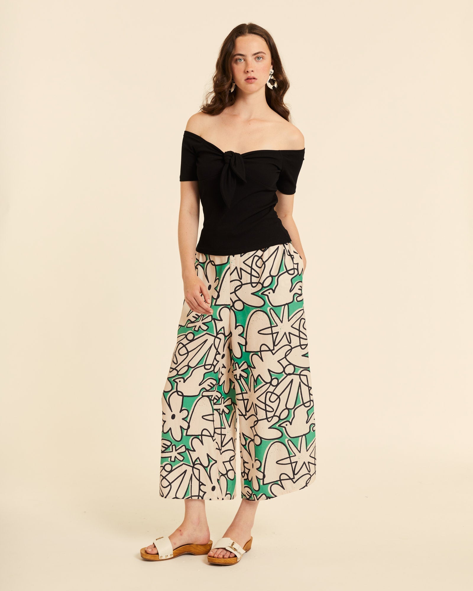 Top bardot con lazo negro