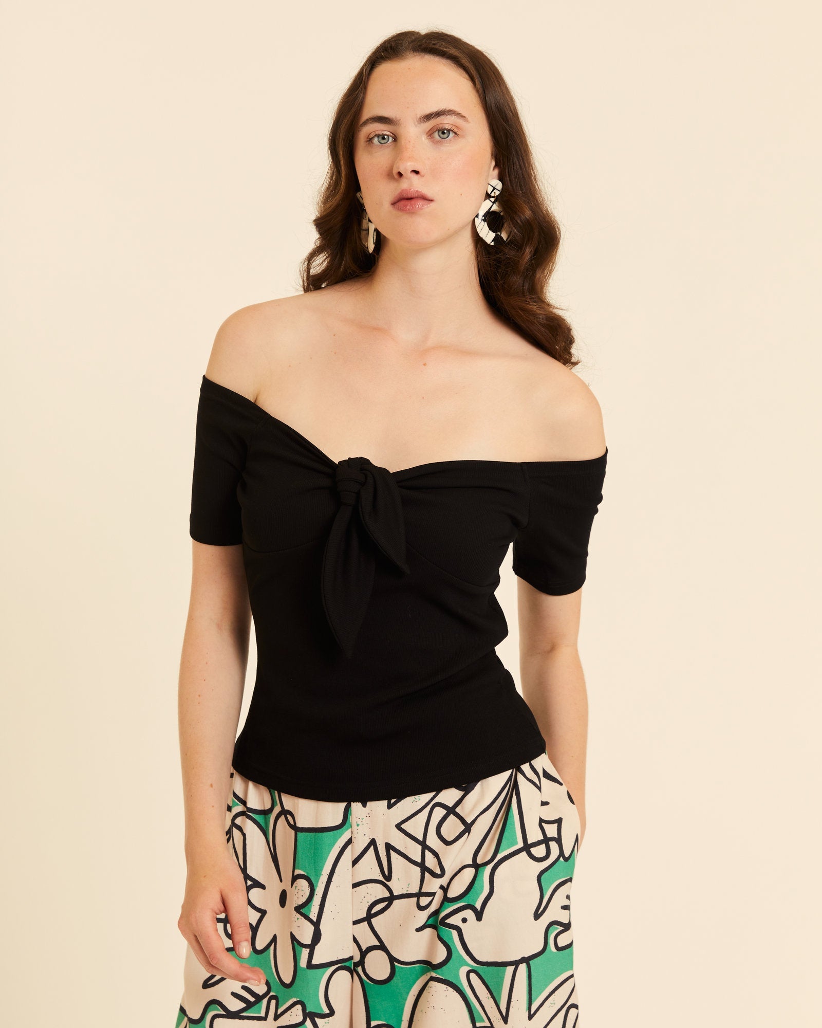 Top bardot con lazo negro