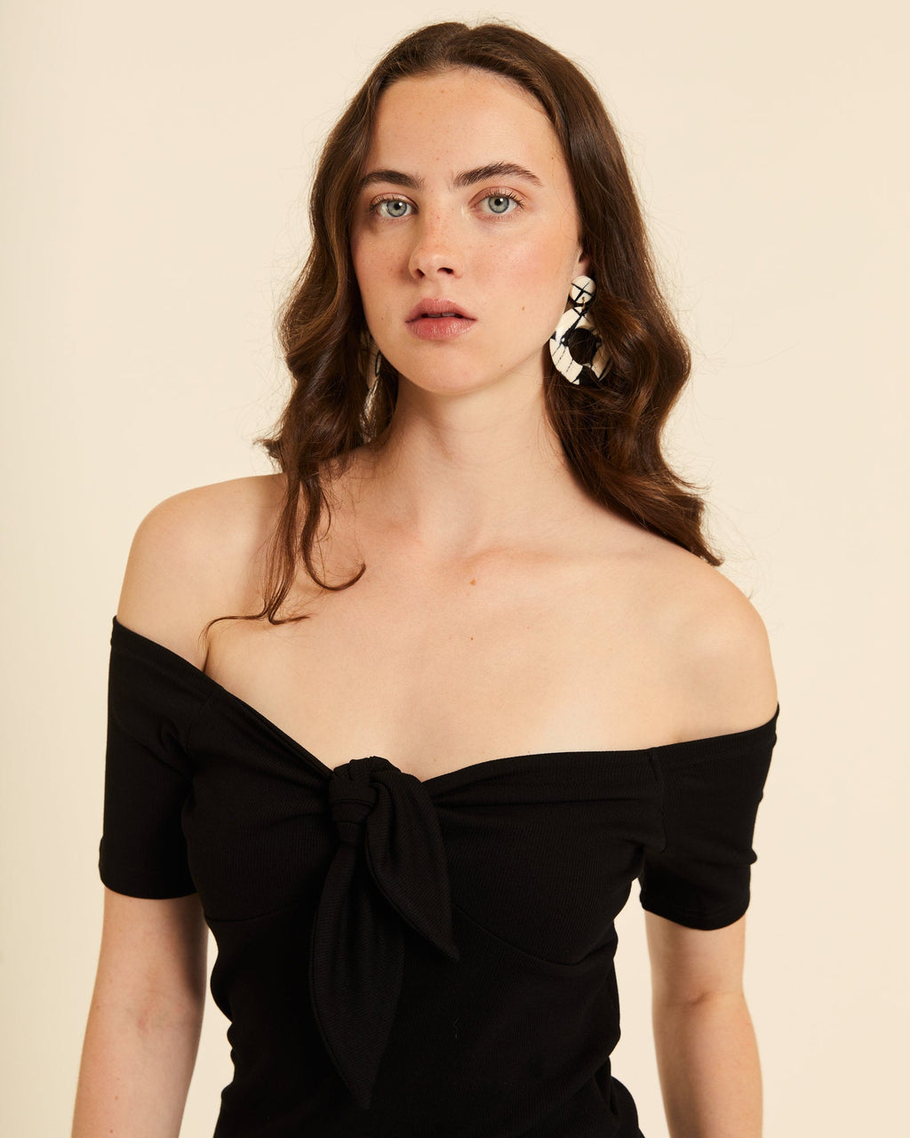 Top bardot con lazo negro