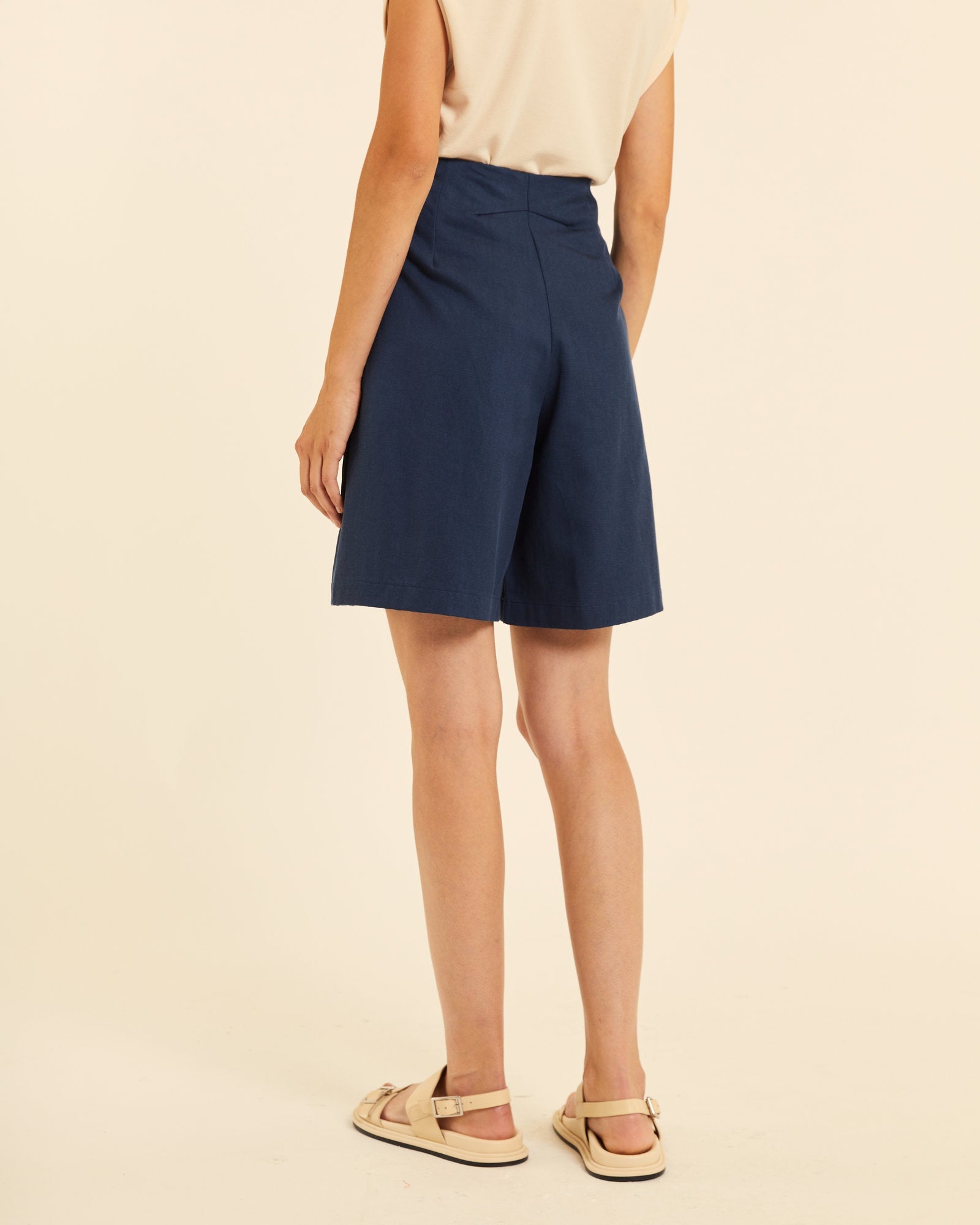 Bermudas con botones azul